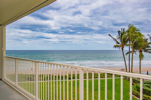Residential complexes in Highland Beach, Palm Beach
