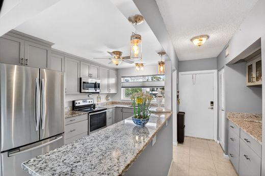 Residential complexes in Boynton Beach, Palm Beach