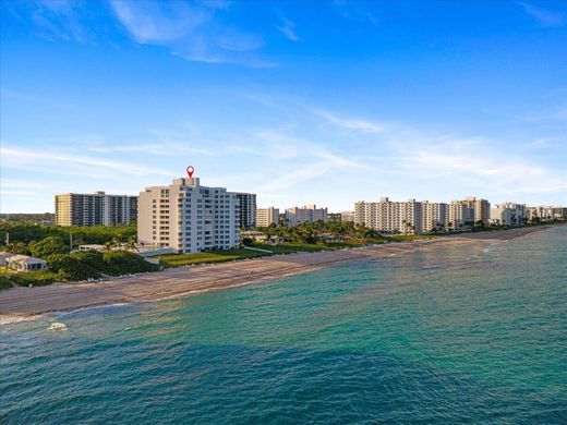 Residential complexes in Highland Beach, Palm Beach