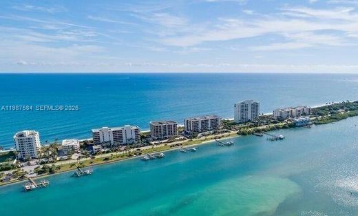 Residential complexes in Tequesta, Palm Beach