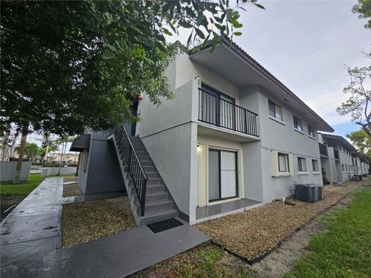 ハイアリア, Miami-Dade Countyのアパートメント・コンプレックス