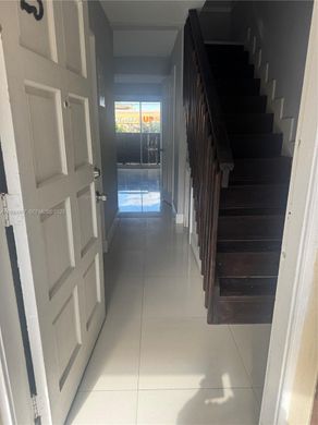 ハイアリア, Miami-Dade Countyのアパートメント・コンプレックス