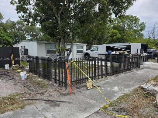 Villa in Opa-locka North  (historical), Miami-Dade