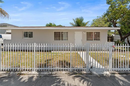 Вилла, Miami Heights Trailer Park, Miami-Dade County