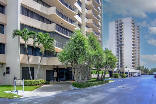 Residential complexes in Palm Beach Shores, Palm Beach