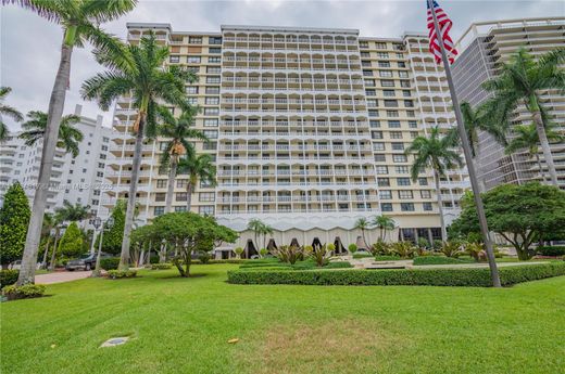 Residential complexes in Bal Harbour, Miami-Dade