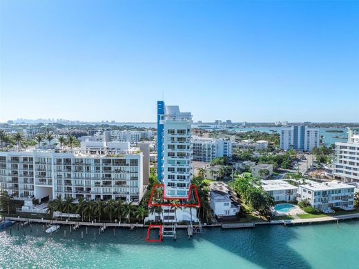 Bay Harbor Islands, Miami-Dade Countyのアパートメント・コンプレックス