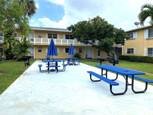 Residential complexes in Deerfield Beach, Broward County