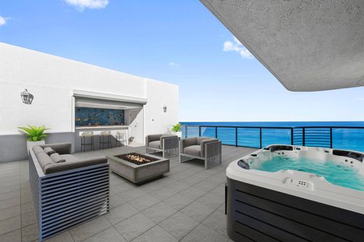 Residential complexes in Highland Beach, Palm Beach