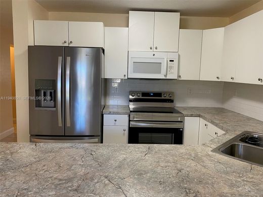 公寓楼  Hialeah Gardens, Miami-Dade County