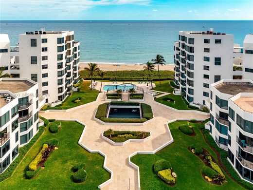 Residential complexes in Highland Beach, Palm Beach