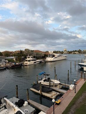 Residential complexes in Fort Lauderdale, Broward County