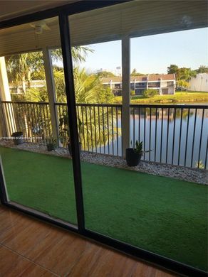 Lauderhill, Broward Countyのアパートメント・コンプレックス