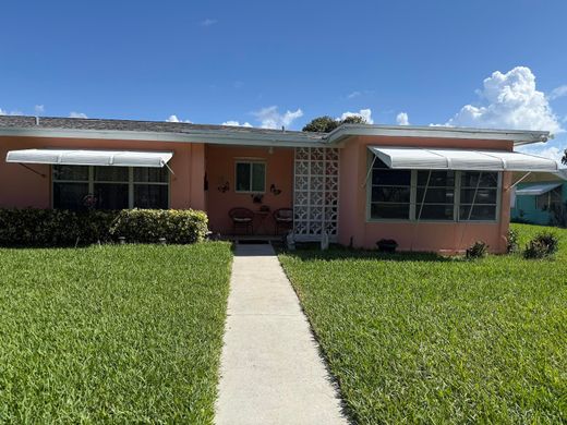 Residential complexes in Boynton Beach, Palm Beach