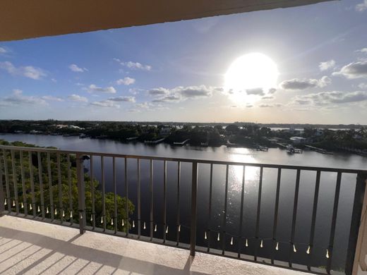 Residential complexes in South Palm Beach, Palm Beach