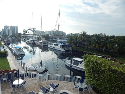 Residential complexes in Fort Lauderdale, Broward County