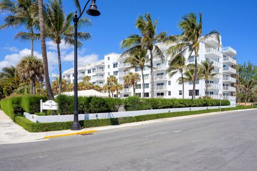 Residential complexes in Palm Beach, Florida