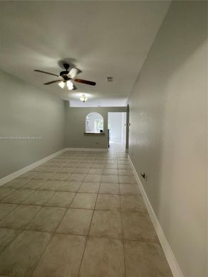 ハイアリア, Miami-Dade Countyのアパートメント・コンプレックス