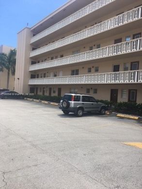 Residential complexes in Hallandale, Broward County