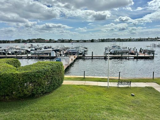 Residential complexes in Hypoluxo, Palm Beach