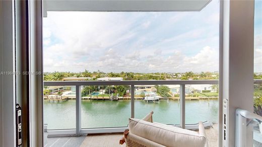 Residential complexes in Bay Harbor Islands, Miami-Dade