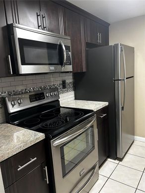 ハイアリア, Miami-Dade Countyのアパートメント・コンプレックス