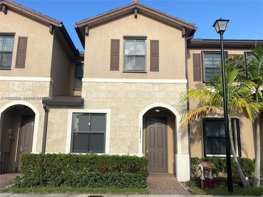 Townhouse in Hialeah, Miami-Dade