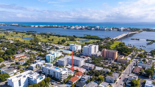 Residential complexes in Lake Worth, Palm Beach