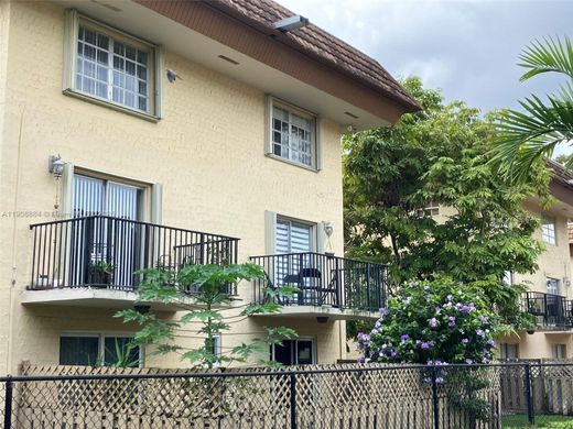 マイアミ, Miami-Dade Countyのアパートメント・コンプレックス