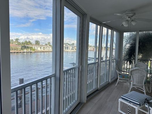 Residential complexes in Highland Beach, Palm Beach