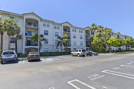 Residential complexes in Boynton Beach, Palm Beach