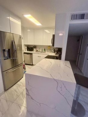 Bay Harbor Islands, Miami-Dade Countyのアパートメント・コンプレックス