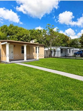 Villa in Opa-locka North  (historical), Miami-Dade County