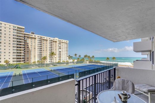Residential complexes in Lauderdale by the sea, Broward County