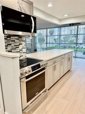 Residential complexes in Hallandale, Broward County
