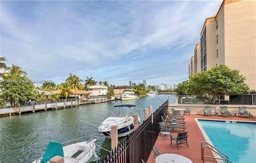 Residential complexes in North Miami Beach, Miami-Dade