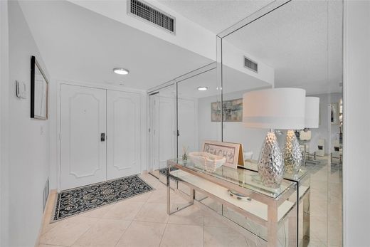 Residential complexes in Fort Lauderdale, Broward County