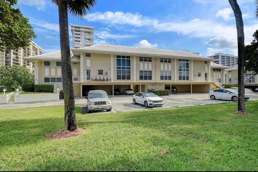 Residential complexes in Boca Raton, Palm Beach