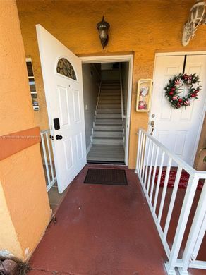 ハイアリア, Miami-Dade Countyのアパートメント・コンプレックス