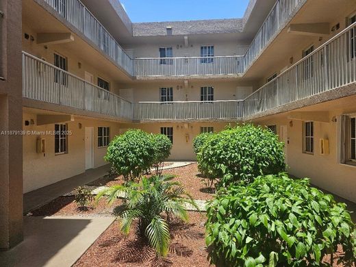 مجمع شقق ﻓﻲ Hialeah, Miami-Dade County