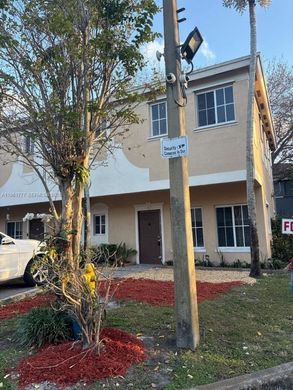 Townhouse in Pembroke Park, Broward County