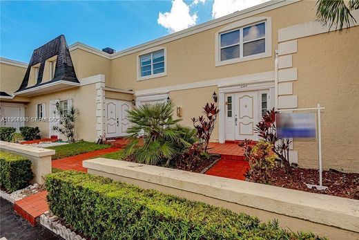 Townhouse in Hallandale, Broward County