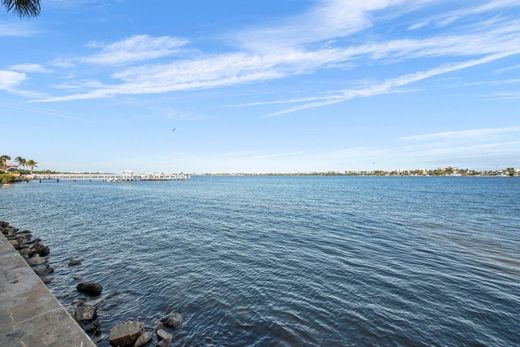 Residential complexes in Lantana, Palm Beach