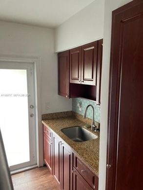 Residential complexes in Miami Beach, Miami-Dade