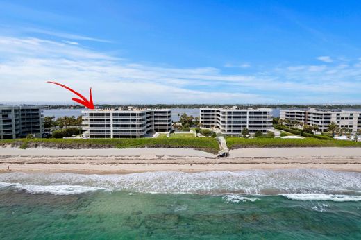 Residential complexes in Palm Beach, Florida
