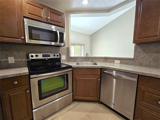 Residential complexes in Oakland Park, Broward County