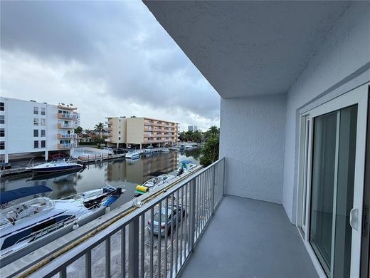 Residential complexes in North Miami Beach, Miami-Dade