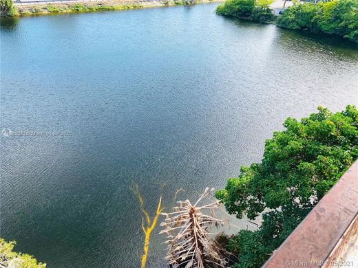 ハイアリア, Miami-Dade Countyのアパートメント・コンプレックス