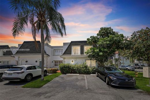 Townhouse in Hallandale, Broward County