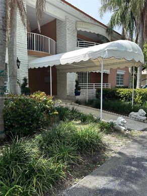 Residential complexes in Bal Harbour, Miami-Dade